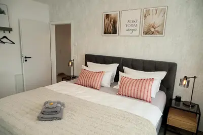 Ein Bett oder Betten in einem Zimmer der Unterkunft ZugZuflucht-neues, modernes Ferienhaus