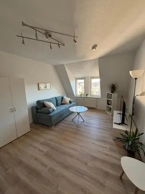 Ein Sitzbereich in der Unterkunft 1 Raum Dachgeschosswohnung in ruhiger Lage