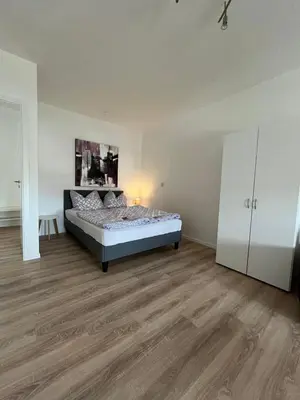 Ein Bett oder Betten in einem Zimmer der Unterkunft 1 Raum Dachgeschosswohnung in ruhiger Lage