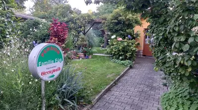 Ein Garten an der Unterkunft Pension Füg