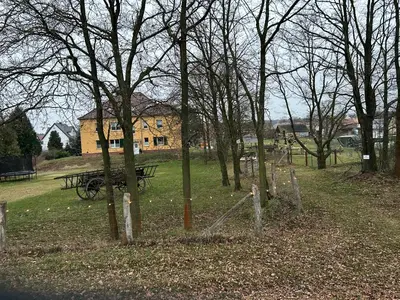 Ein Garten an der Unterkunft Gelbes Haus Seenland Ferienwohnungen XL