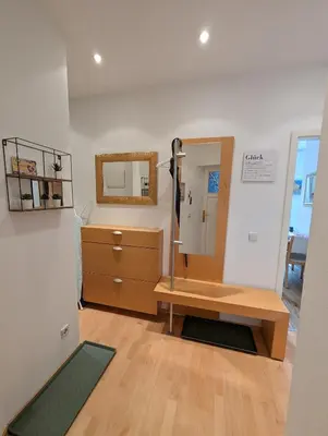 Grundriss der Unterkunft Chemnitz Saxonia HomeDeLuxe Hochwertige 50qm 2-Zimmer-Ferienwohnung mit privaten Kfz Parkplatz Stellplatz mit MWSt-Rechnung mit XXL Hülsta Bett & Etagenbett mit InternetFlatrate - Ideal für Familien, Paare, Kulturinteressierte & Geschäftsreisende!