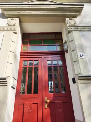 Eine Fassade oder ein Eingang zu Chemnitz Saxonia HomeDeLuxe Hochwertige 50qm 2-Zimmer-Ferienwohnung mit privaten Kfz Parkplatz Stellplatz mit MWSt-Rechnung mit XXL Hülsta Bett & Etagenbett mit InternetFlatrate - Ideal für Familien, Paare, Kulturinteressierte & Geschäftsreisende!