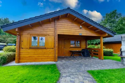 Das Gebäude in dem sich das Ferienhaus befindet