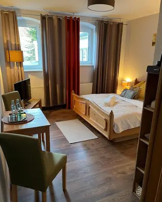 Ein Bett oder Betten in einem Zimmer der Unterkunft Pension Kulturhaus Niederau