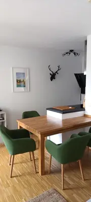 Ein Sitzbereich in der Unterkunft Wunderschöne Ferienwohnung direkt an der Elbe, Alt-und Neustadtnähe