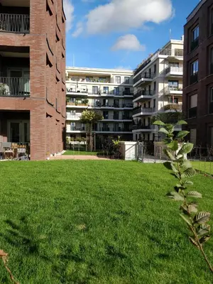 Ein Garten an der Unterkunft Wunderschöne Ferienwohnung direkt an der Elbe, Alt-und Neustadtnähe