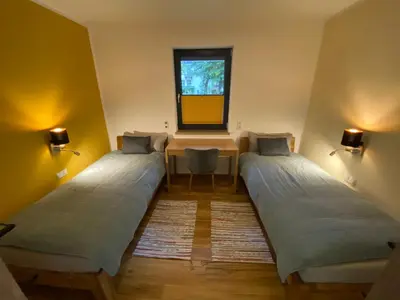 Ein Bett oder Betten in einem Zimmer der Unterkunft Luxuriöses rollstuhlgerechtes Ferienapartment A1 mit umzäunten Garten, 65qm