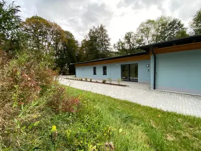Ein Garten an der Unterkunft Luxuriöses rollstuhlgerechtes Ferienapartment A1 mit umzäunten Garten, 65qm