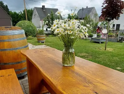 Ein Garten an der Unterkunft HERZstück Erzgebirge