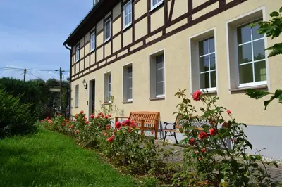 Ein Garten an der Unterkunft Großzügiges Ferienhaus nahe Rochlitz