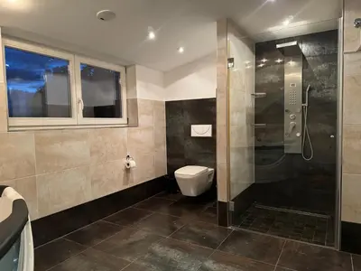Ein Badezimmer in der Unterkunft 205 qm 