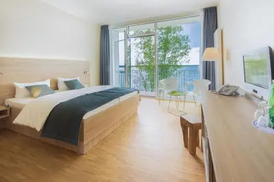 Ein Bett oder Betten in einem Zimmer der Unterkunft Strandhotel Senftenberger See