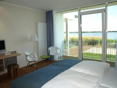 Ein Bett oder Betten in einem Zimmer der Unterkunft Strandhotel Senftenberger See