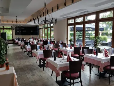 Ein Restaurant oder anderes Speiselokal in der Unterkunft RESIDENZ AM BERG