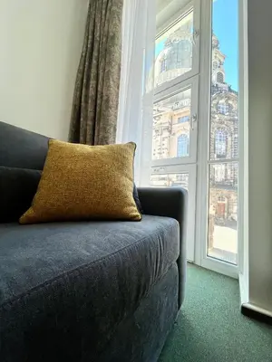 Ein Sitzbereich in der Unterkunft großes Familienapartment mit Blick zur Frauenkirche