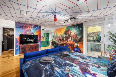 Ein Sitzbereich in der Unterkunft EDLER WOHNRAUM Disney Marvel Studio mit Balkon, Boxspringbett, Kaffeevollautomat, Lift & Parkplatz