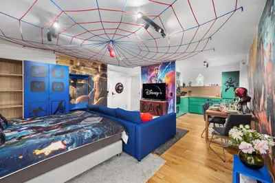 Ein Bett oder Betten in einem Zimmer der Unterkunft EDLER WOHNRAUM Disney Marvel Studio mit Balkon, Boxspringbett, Kaffeevollautomat, Lift & Parkplatz