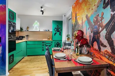 Küche/Küchenzeile in der Unterkunft EDLER WOHNRAUM Disney Marvel Studio mit Balkon, Boxspringbett, Kaffeevollautomat, Lift & Parkplatz