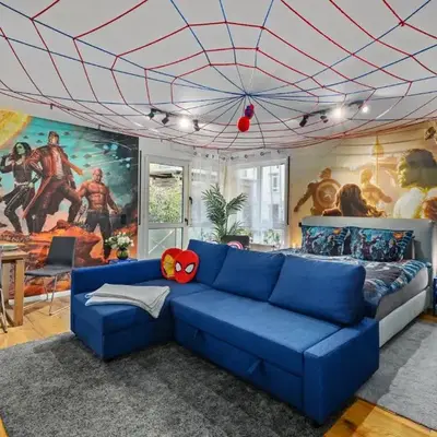 EDLER WOHNRAUM Disney Marvel Studio mit Balkon