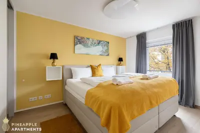 Ein Bett oder Betten in einem Zimmer der Unterkunft PINEAPPLE APARTMENTS - Zwinger IX - 80qm - 1x free parking