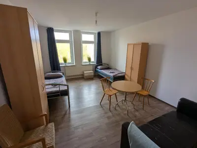 Ein Sitzbereich in der Unterkunft Arbeiterwohnung
