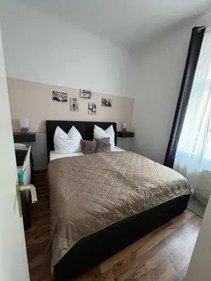 Ein Bett oder Betten in einem Zimmer der Unterkunft Stylische Altbauwohnung Dresden Striesen ruhig und zentral