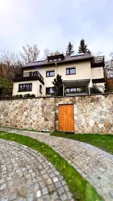 Das Gebäude in dem sich die Ferienwohnung befindet