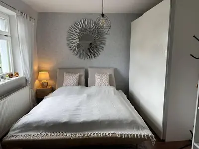 Ein Bett oder Betten in einem Zimmer der Unterkunft Charmantes Zimmer in Dresden OT Langebrück
