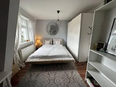 Ein Bett oder Betten in einem Zimmer der Unterkunft Charmantes Zimmer in Dresden OT Langebrück