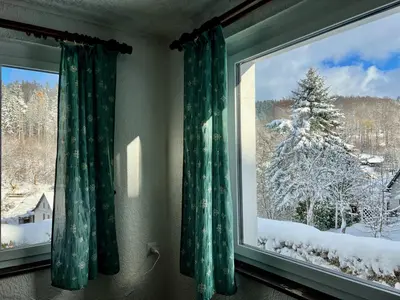 Urige Berghütte mit Kamin und Sauna im Erzgebirge nahe Schwarzwassertal im Winter