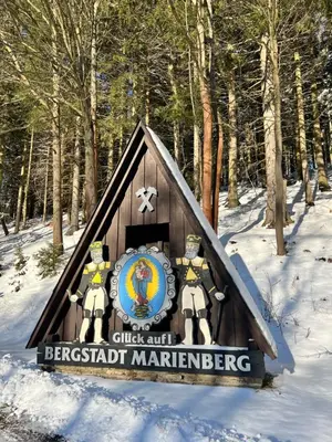Urige Berghütte mit Kamin und Sauna im Erzgebirge nahe Schwarzwassertal im Winter