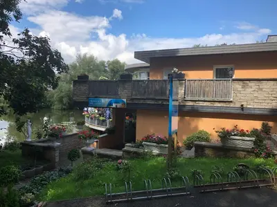 Ein Garten an der Unterkunft Pension am See