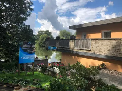 Ein Garten an der Unterkunft Pension am See
