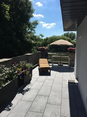 Ein Garten an der Unterkunft Pension am See
