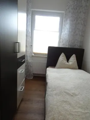 Ein Bett oder Betten in einem Zimmer der Unterkunft FeWo Kästner Pirna