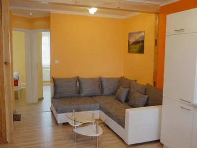 Ein Sitzbereich in der Unterkunft Ferienwohnung Am Lindenbaum