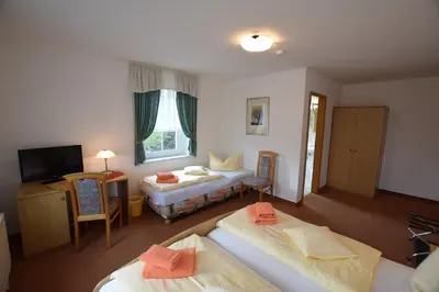 Ein Bett oder Betten in einem Zimmer der Unterkunft Wolfsgrunder Festhof