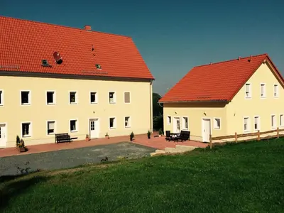 Das Gebäude in dem sich das Ferienhaus befindet