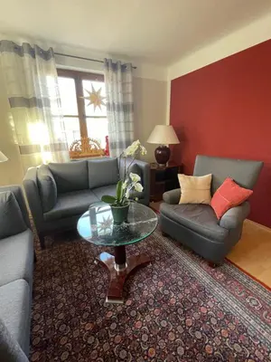 Ein Sitzbereich in der Unterkunft Ferienwohnung Schneider