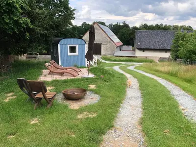 Ein Garten an der Unterkunft Schäferwagen im Auszeithof Niederfrohna