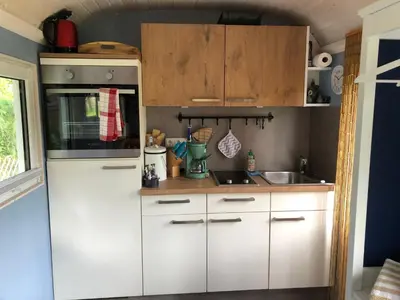 Küche/Küchenzeile in der Unterkunft Schäferwagen im Auszeithof Niederfrohna