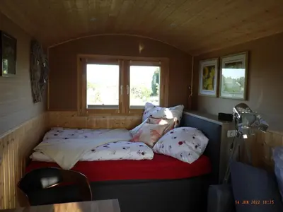Ein Bett oder Betten in einem Zimmer der Unterkunft Schäferwagen im Auszeithof Niederfrohna