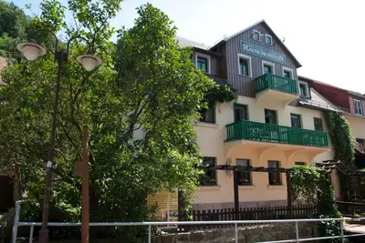 Das Gebäude in dem sich die Pension befindet