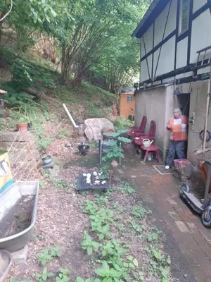 Ein Garten an der Unterkunft RUHIG UND SPARTANISCH WOHNEN in Lichtenwalde 1