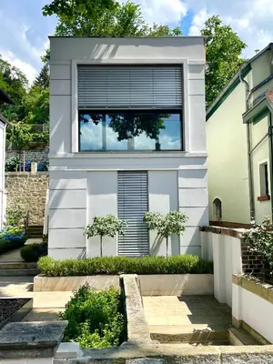 Das Gebäude in dem sich die Villa befindet