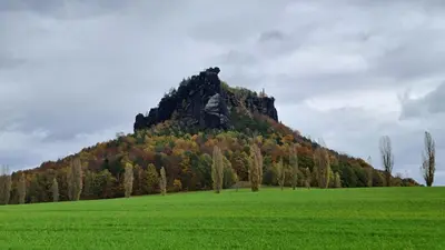 Ein allgemeiner Bergblick oder ein Berglick von des Gasthauses aus