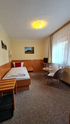 Ein Bett oder Betten in einem Zimmer der Unterkunft Gasthaus& Pension Zum Roten Haus