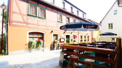 Ein Restaurant oder anderes Speiselokal in der Unterkunft Gasthaus& Pension Zum Roten Haus
