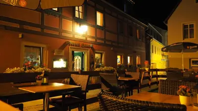 Ein Restaurant oder anderes Speiselokal in der Unterkunft Gasthaus& Pension Zum Roten Haus
